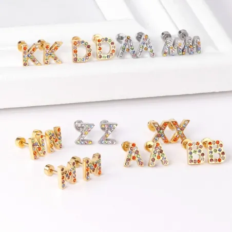 Petites boucles d'oreilles puces élégantes - avec strass colorés - lettres de l'alphabet