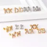Petites boucles d'oreilles puces élégantes - avec strass colorés - lettres de l'alphabet