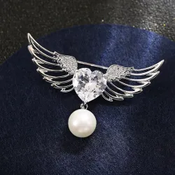 Broche luxueuse - ailes d'ange - coeur cristal - perle