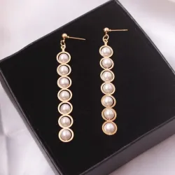Boucles d'oreilles longues dorées élégantes - métal géométrique avec perles
