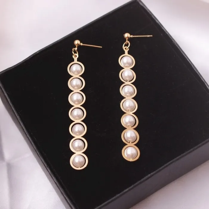 Boucles d'oreilles longues dorées élégantes - métal géométrique avec perles