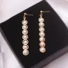 Boucles d'oreilles longues dorées élégantes - métal géométrique avec perles