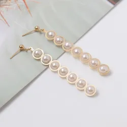 Boucles d'oreilles longues dorées élégantes - métal géométrique avec perles