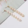 Boucles d'oreilles longues dorées élégantes - métal géométrique avec perles