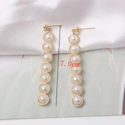 Boucles d'oreilles longues dorées élégantes - métal géométrique avec perles