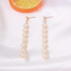 Boucles d'oreilles longues dorées élégantes - métal géométrique avec perles