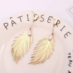 Boucles d'oreilles plumes feuilles - avec une perle