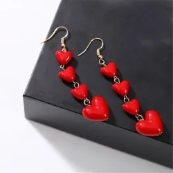 Boucles d'oreilles longues avec coeurs rouges