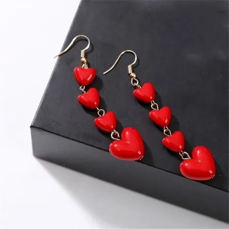 Boucles d'oreilles longues avec coeurs rouges