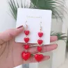 Boucles d'oreilles longues avec coeurs rouges