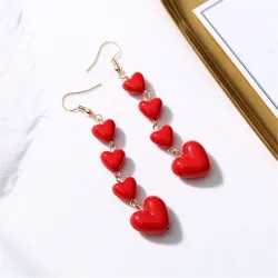 Boucles d'oreilles longues avec coeurs rouges