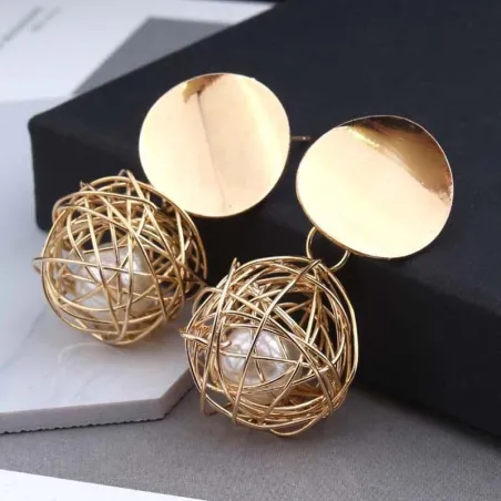 Boucles d'oreilles dorées - boule évidée avec une perle