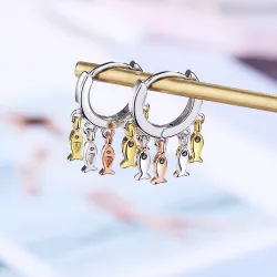 Petites boucles d'oreilles rondes argentées - poissons pendants