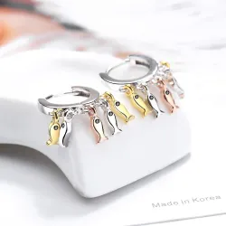 Petites boucles d'oreilles rondes argentées - poissons pendants