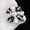Croix de style vintage avec perle / cristaux - broche exclusive