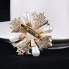 Croix de style vintage avec perle / cristaux - broche exclusive