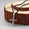 Pendentif croix rose - collier corde