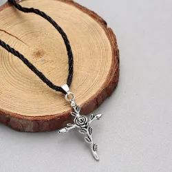 Pendentif croix rose - collier corde
