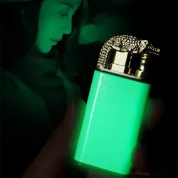 Briquet en métal à double flamme - brillant dans le noir