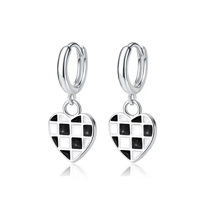 Boucles d'oreilles rondes avec coeur à carreaux suspendus