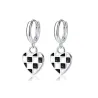 Boucles d'oreilles rondes avec coeur à carreaux suspendus