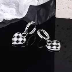 Boucles d'oreilles rondes avec coeur à carreaux suspendus