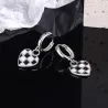 Boucles d'oreilles rondes avec coeur à carreaux suspendus