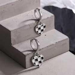 Boucles d'oreilles rondes avec coeur à carreaux suspendus