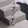 Boucles d'oreilles rondes avec coeur à carreaux suspendus