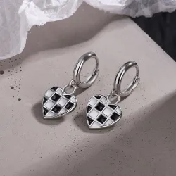 Boucles d'oreilles rondes avec coeur à carreaux suspendus