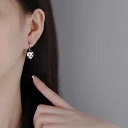 Boucles d'oreilles rondes avec coeur à carreaux suspendus