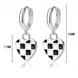 Boucles d'oreilles rondes avec coeur à carreaux suspendus