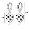 Boucles d'oreilles rondes avec coeur à carreaux suspendus