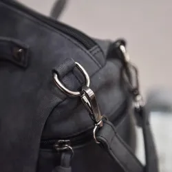Sac vintage en cuir nubuck avec rivets / pompon fourrure