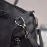 Sac vintage en cuir nubuck avec rivets / pompon fourrure