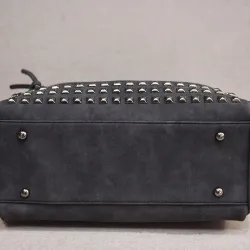 Sac vintage en cuir nubuck avec rivets / pompon fourrure
