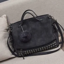 Sac vintage en cuir nubuck avec rivets / pompon fourrure