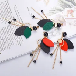 Boucles d'oreilles longues - feuilles de bois / perles noires