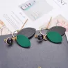 Boucles d'oreilles longues - feuilles de bois / perles noires