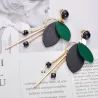 Boucles d'oreilles longues - feuilles de bois / perles noires