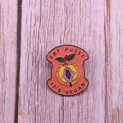 "Mange la chatte c'est vegan" - badge - broche
