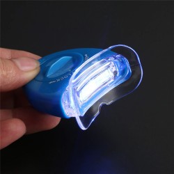 Blanchiment des dents à la lumière LED