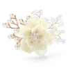 Fleur en cristal avec perles - broche