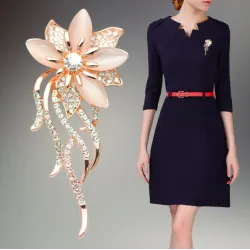Fleur en cristal d'opale - broche élégante