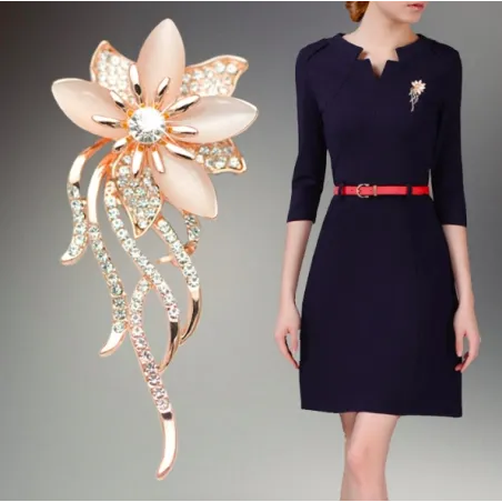 Fleur en cristal d'opale - broche élégante