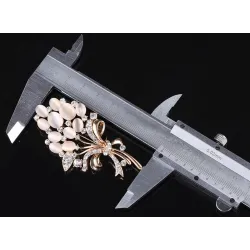 Fleur d'opale avec cristaux - broche