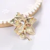 Fleur avec cristal / perle - broche dorée