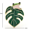 Grenouille et la feuille - broche en émail