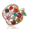 Broche en forme de pomme avec cristaux