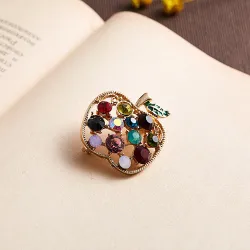Broche en forme de pomme avec cristaux